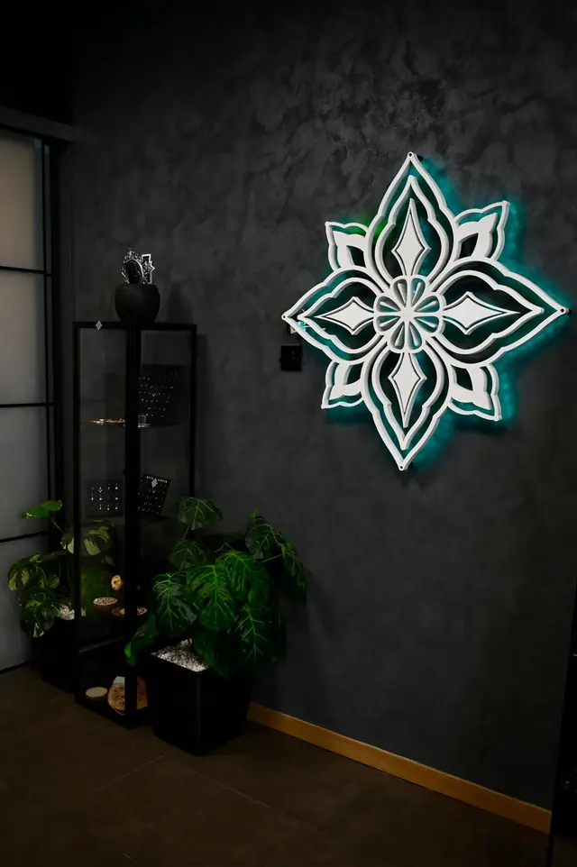 Logo de Noir Garden iluminado en la pared junto a la vitrina de joyería