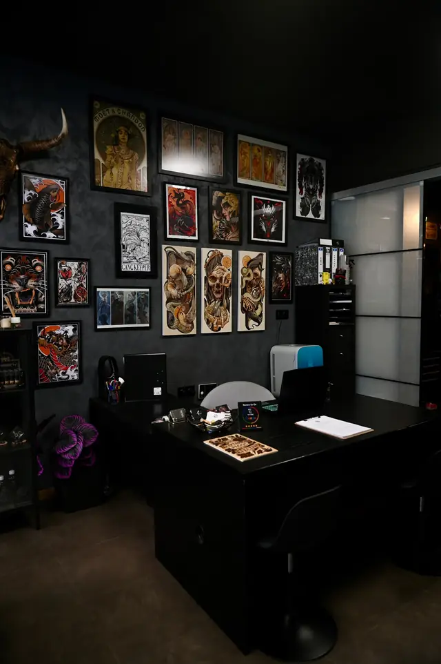 Recepción con láminas de tatuaje enmarcadas