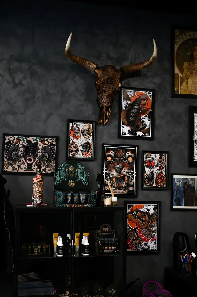 Calavera de toro decorada y láminas de tatuaje