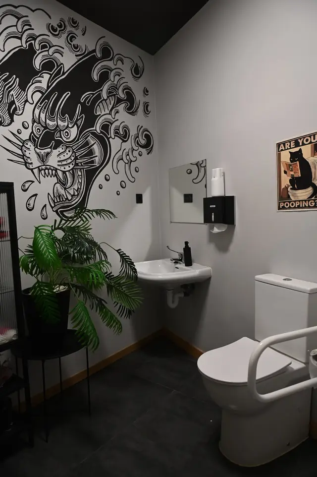 Baño con un mural de pantera pintado a mano