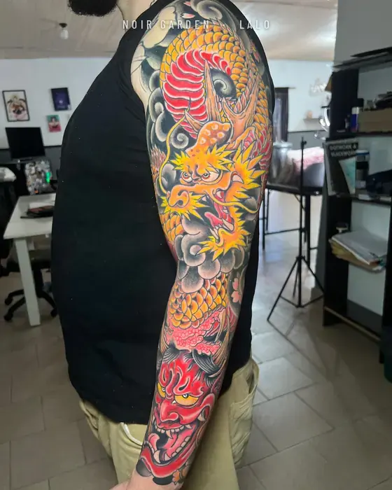 Brazo completo con dragón dorado y máscara hannya