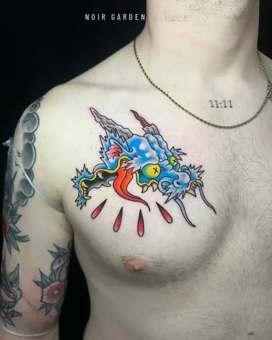 Cabeza de dragón azul en el pecho
