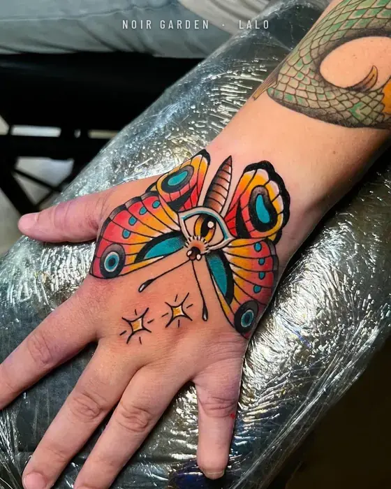 Mariposa con ojo en el dorso de la mano