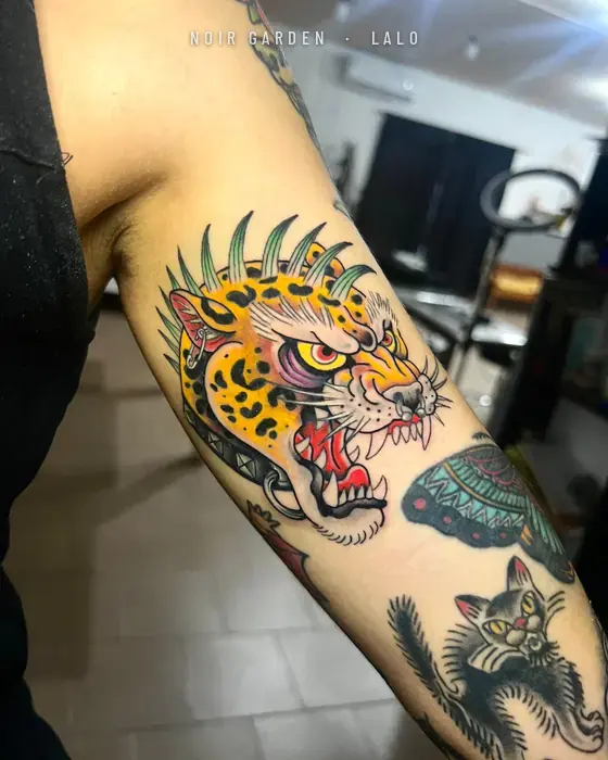 Leopardo punk con collar de pinchos en el brazo