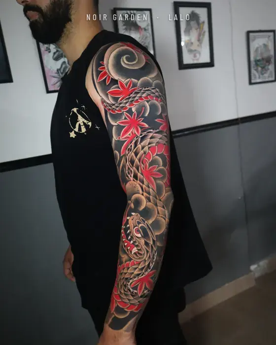 Brazo completo con serpiente y hojas de arce rojas