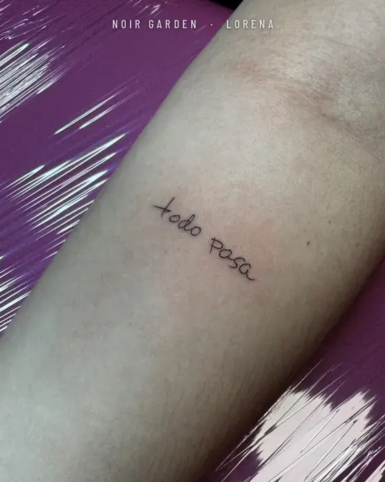 Frase «todo pasa» en letra fina