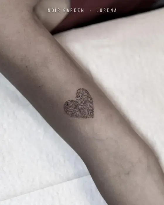 Corazón formado por dos huellas dactilares