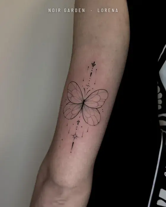 Mariposa con ornamentos de puntos en el brazo