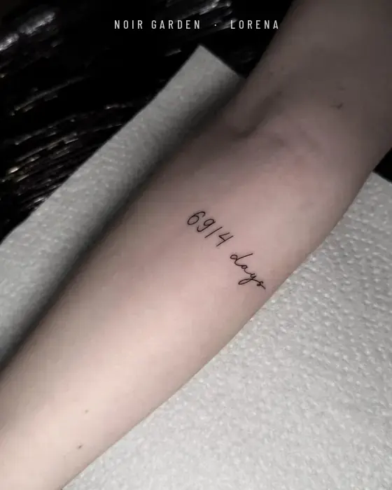 Texto «6914 days» en letra manuscrita