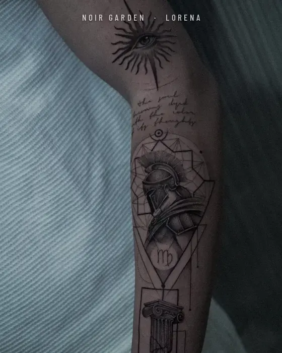 Sol, casco griego y columna jónica a lo largo del antebrazo