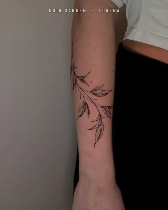 Rama de hojas envolviendo el antebrazo