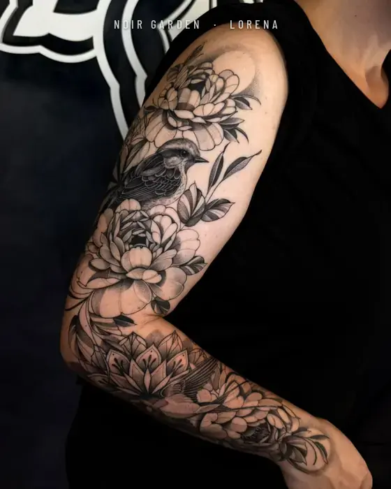 Pájaro entre peonías en un brazo completo