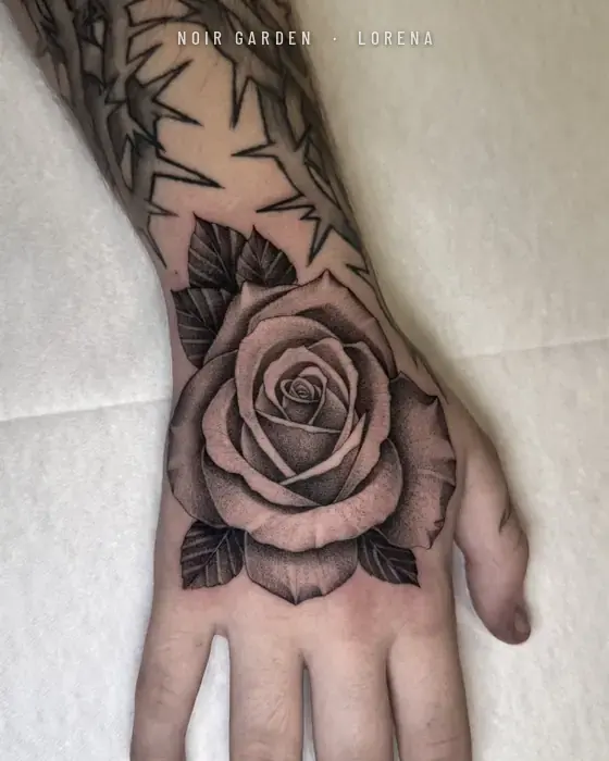 Rosa con puntillismo en el dorso de la mano