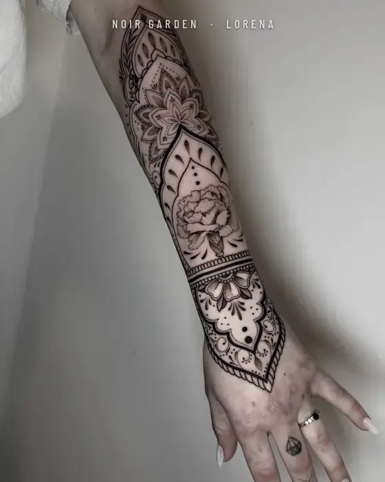 Clavel dentro de un diseño ornamental de mandala