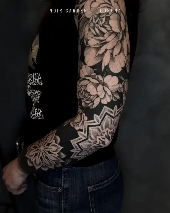 Peonías y mandalas sobre fondo negro en un brazo completo