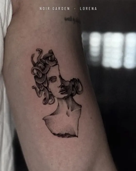 Busto de Medusa con serpientes en el brazo