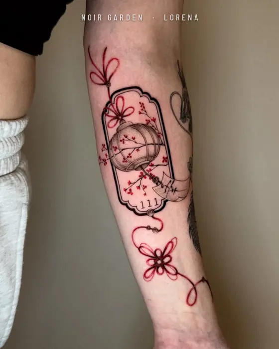 Farolillo oriental con cerezo e hilo rojo