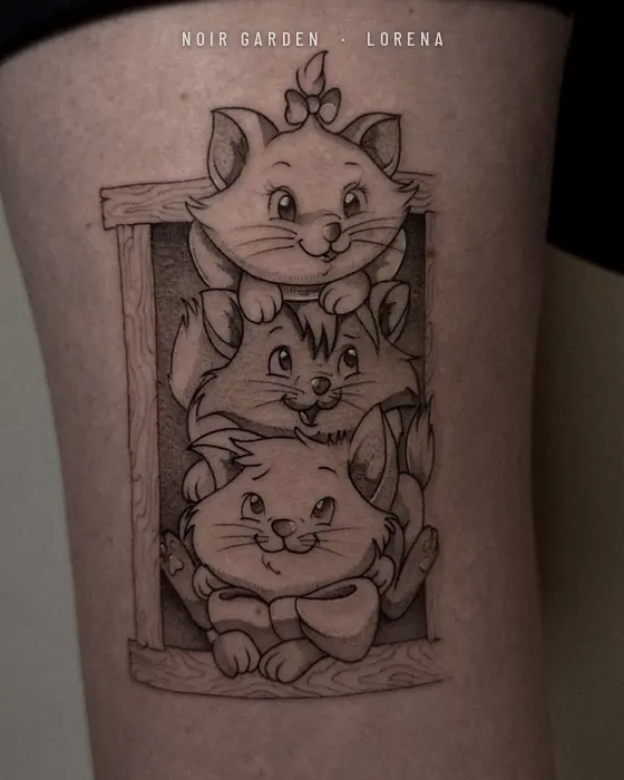 Tres gatitos asomados a una ventana de madera