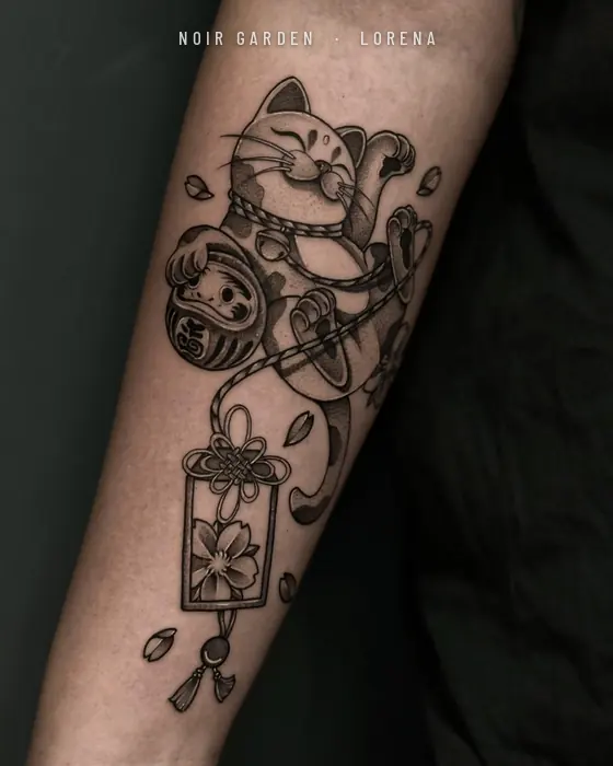 Maneki-neko con daruma y amuleto