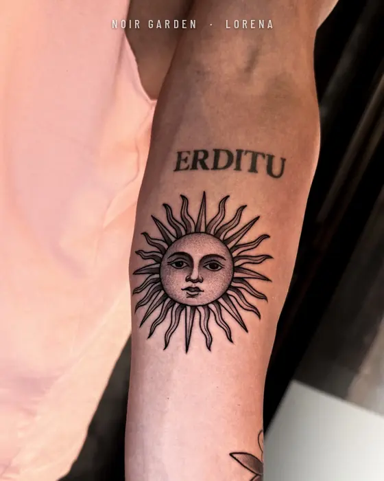 Sol con rostro y la palabra «Erditu»