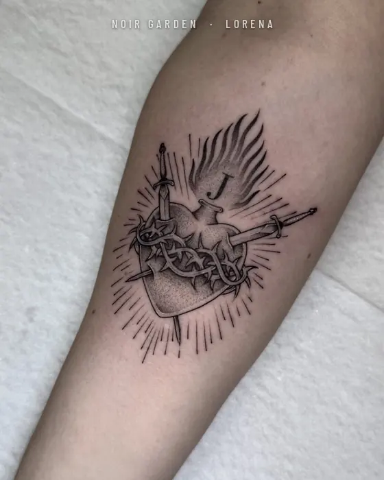 Sagrado corazón con espadas y corona de espinas