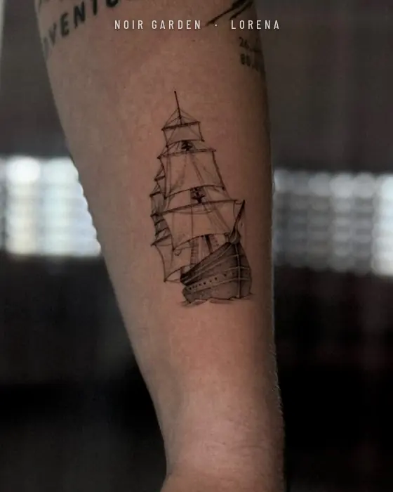 Barco velero en el antebrazo