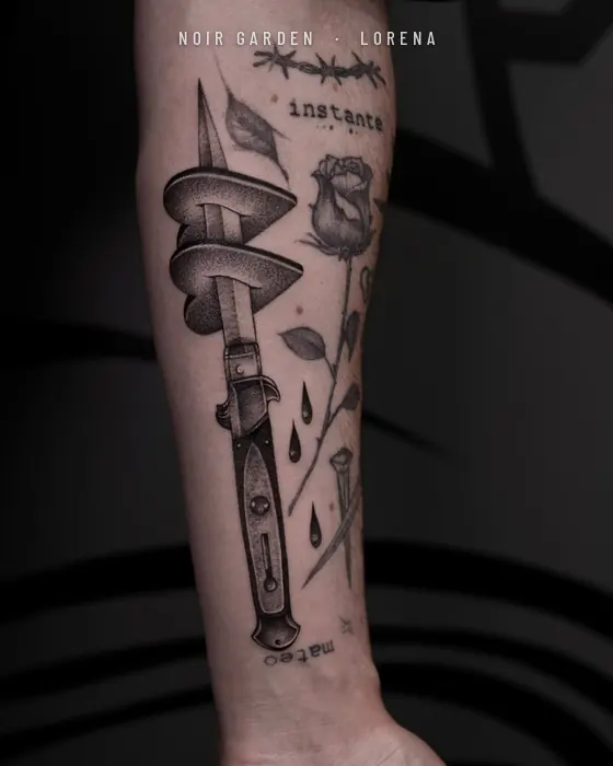 Navaja atravesando dos corazones, rosa y clavos
