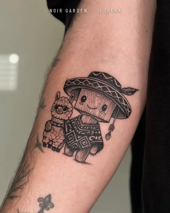 Personaje de madera con sombrero y poncho junto a una alpaca