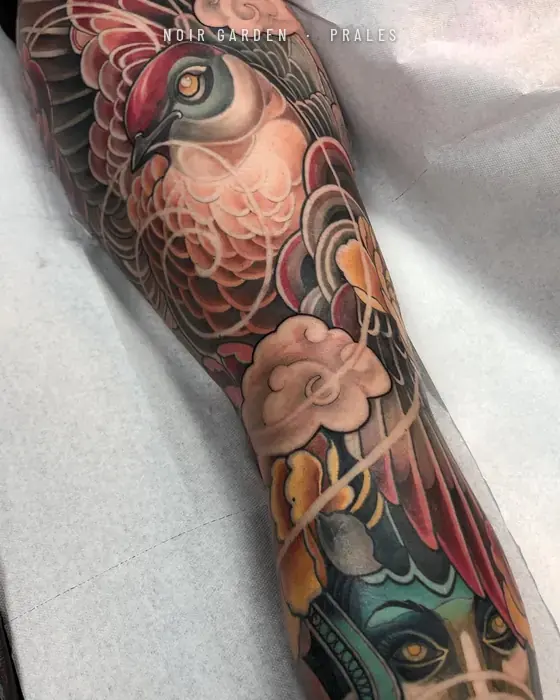 Pájaro rojo con nubes y flores amarillas en la pierna