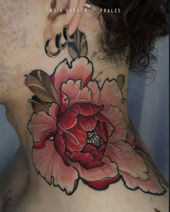 Peonía roja en el cuello