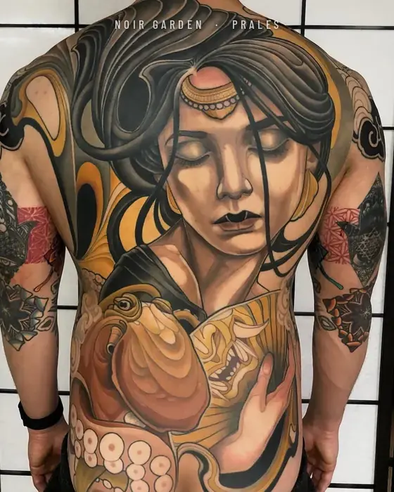 Espalda completa: mujer con los ojos cerrados, pulpo y máscara hannya