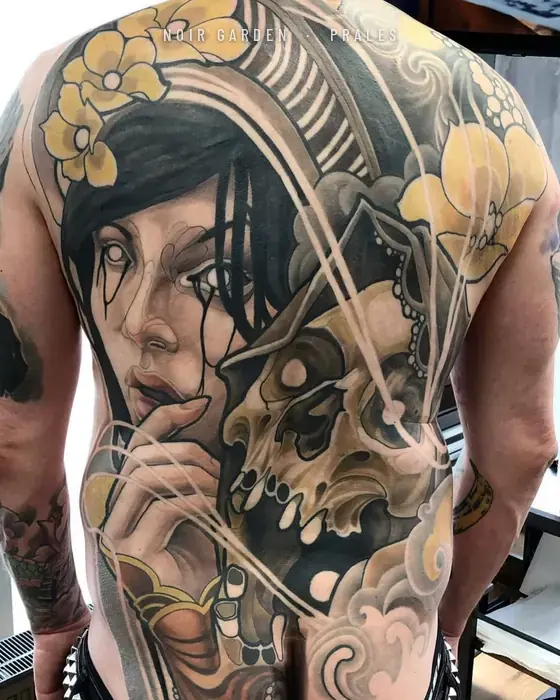 Espalda completa: mujer y calavera entre flores amarillas