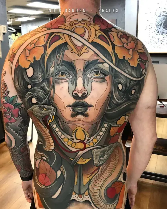 Espalda completa: mujer con serpientes y ornamentos dorados