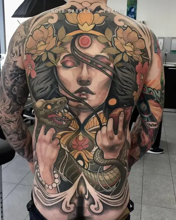 Espalda completa: mujer con serpiente y corona de flores