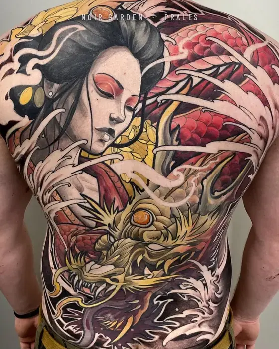 Espalda completa: geisha y dragón rojo entre olas