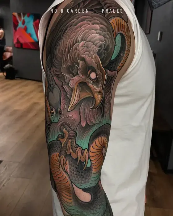 Buitre y serpiente en el brazo