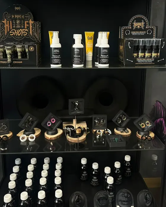 Estantería con sprays y colutorios para piercings, cremas para tatuajes y dilataciones