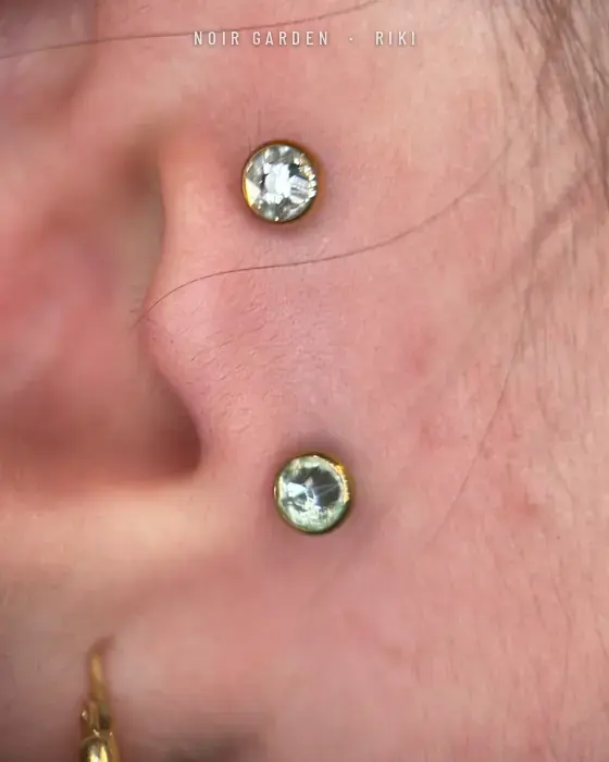 Piercing de tragus y antitragus con circonitas