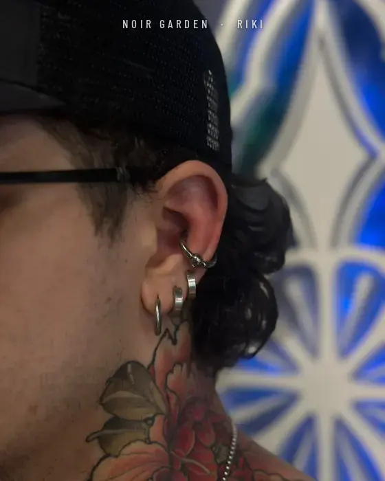 Conch con aro de bola y varios aros en el lóbulo