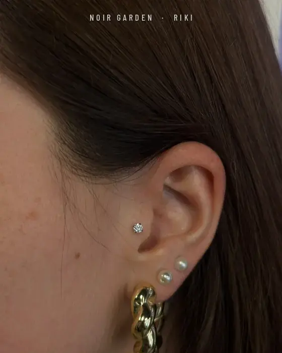 Tragus con circonita y perlas en el lóbulo
