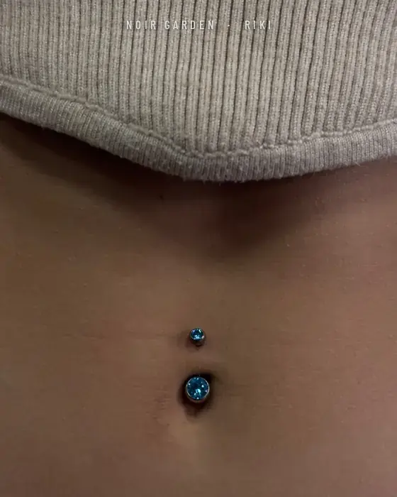 Piercing de ombligo con piedras azules