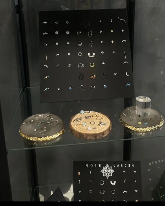 Vitrina con paneles de joyería para piercing