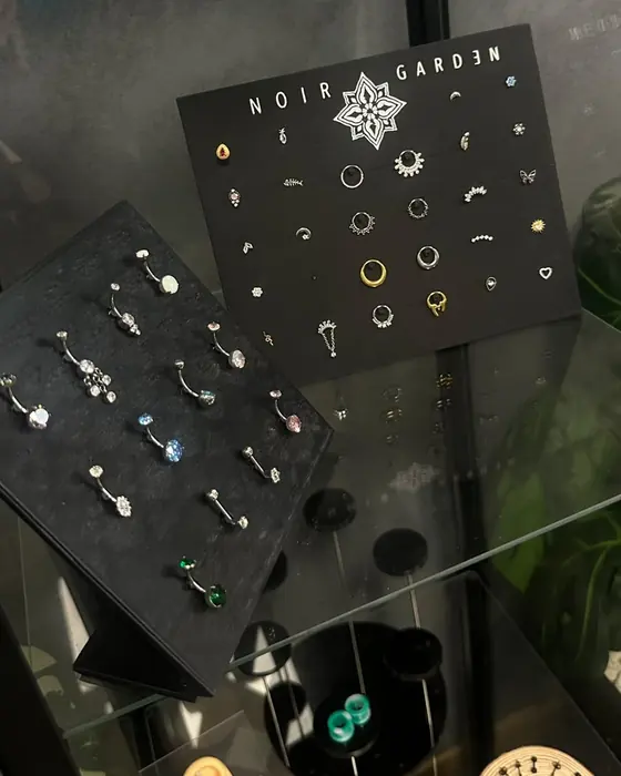 Panel de joyas Noir Garden y joyas de ombligo